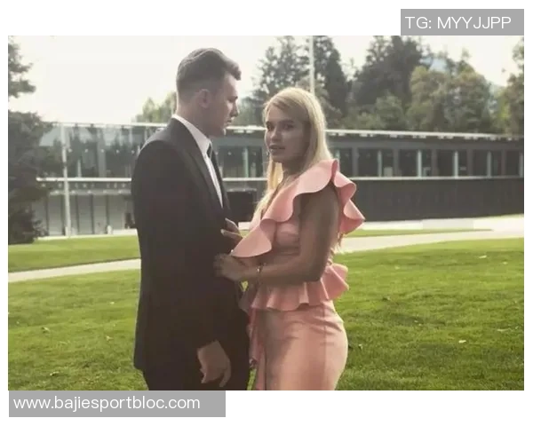 维尼修斯与女友甜蜜互动内马尔点赞称赞这个男孩深深爱着她